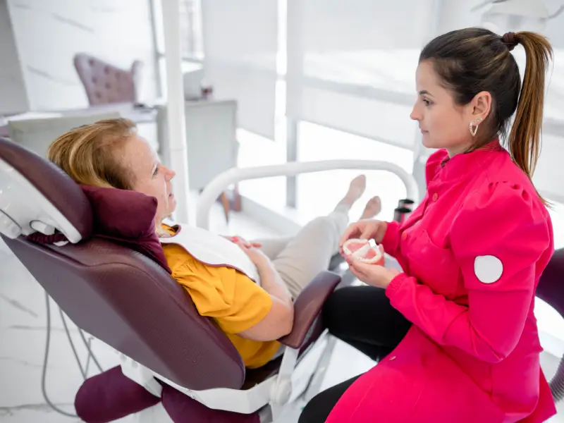 Dentista atendendo paciente em consulta coberta pelo seguro odontológico