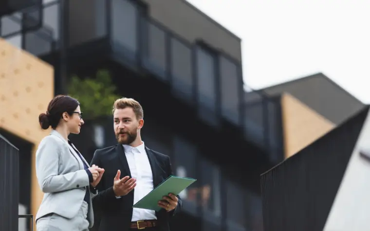 Equipe de imobiliária analisando contratos de locação com seguro fiança
