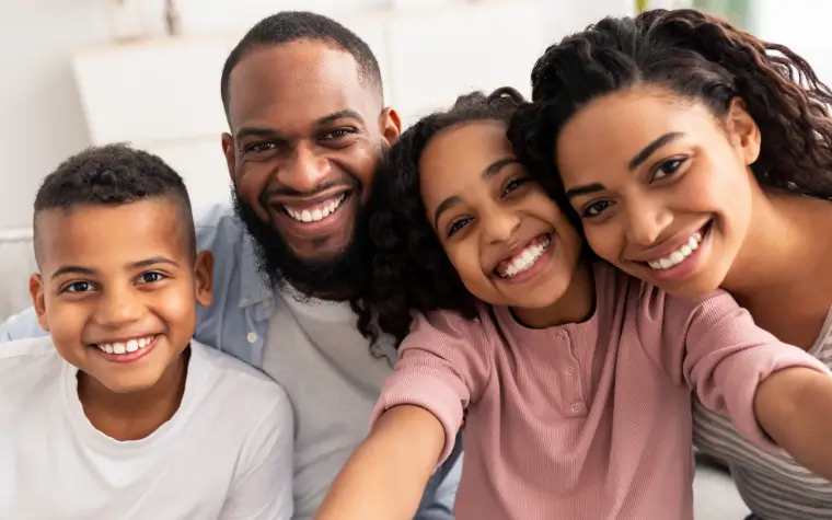 Família sorrindo com plano odontológico familiar