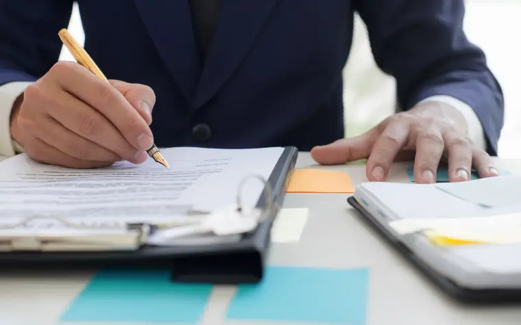 Apólice e documentos sobre a mesa para acionar o seguro de vida