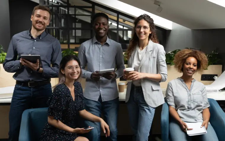 Seguro de vida em grupo para empresas: equipe no ambiente de trabalho