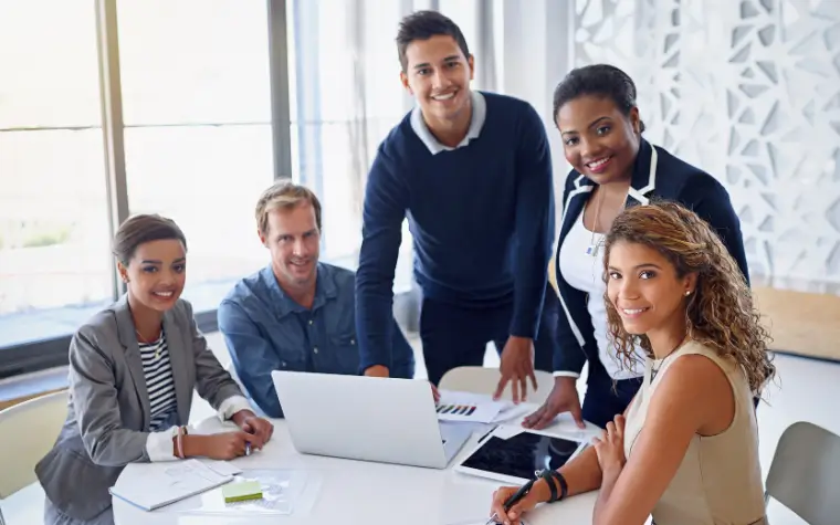 Seguro odontológico para empresas: equipe com plano odontológico empresarial