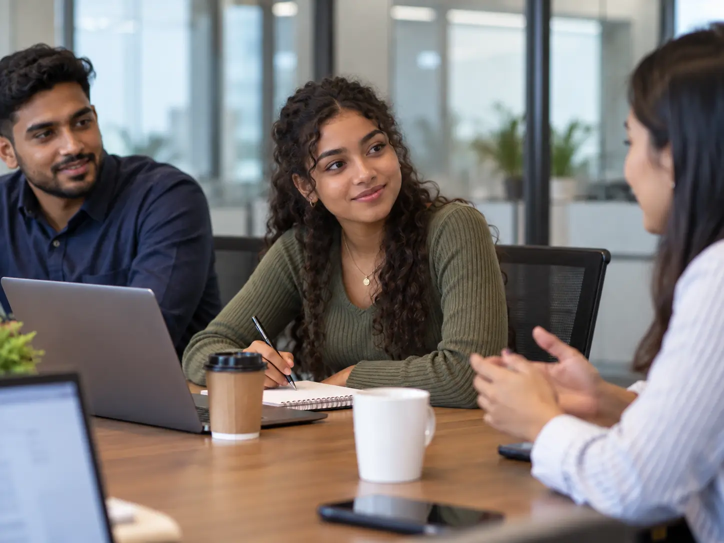 Seguro para estagiário: estagiária em reunião de equipe na empresa